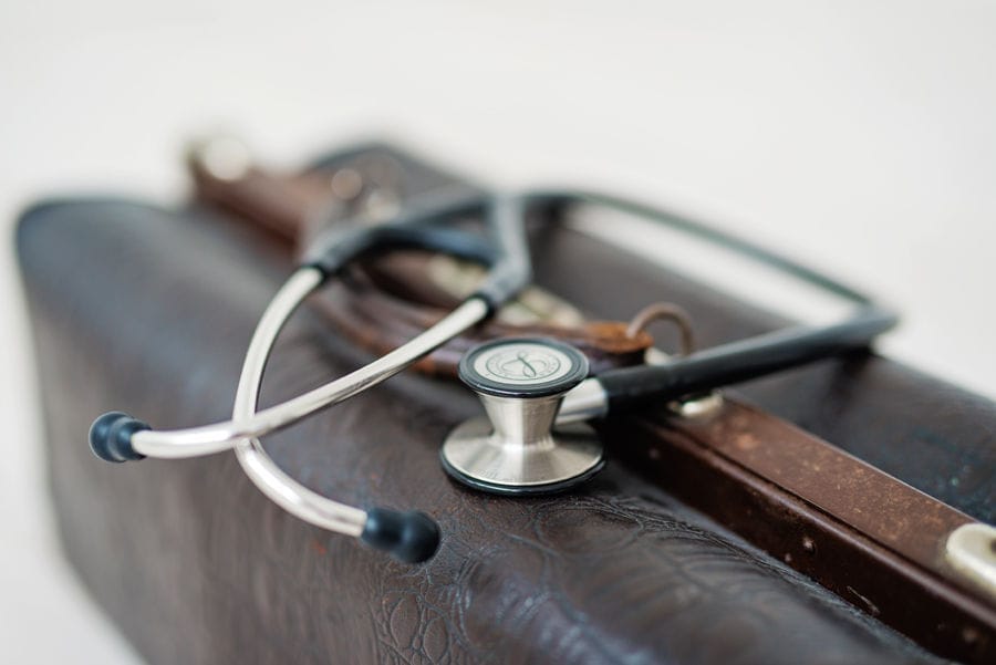 Stetoskop som ligger på en klassisk doktorsväska i läder